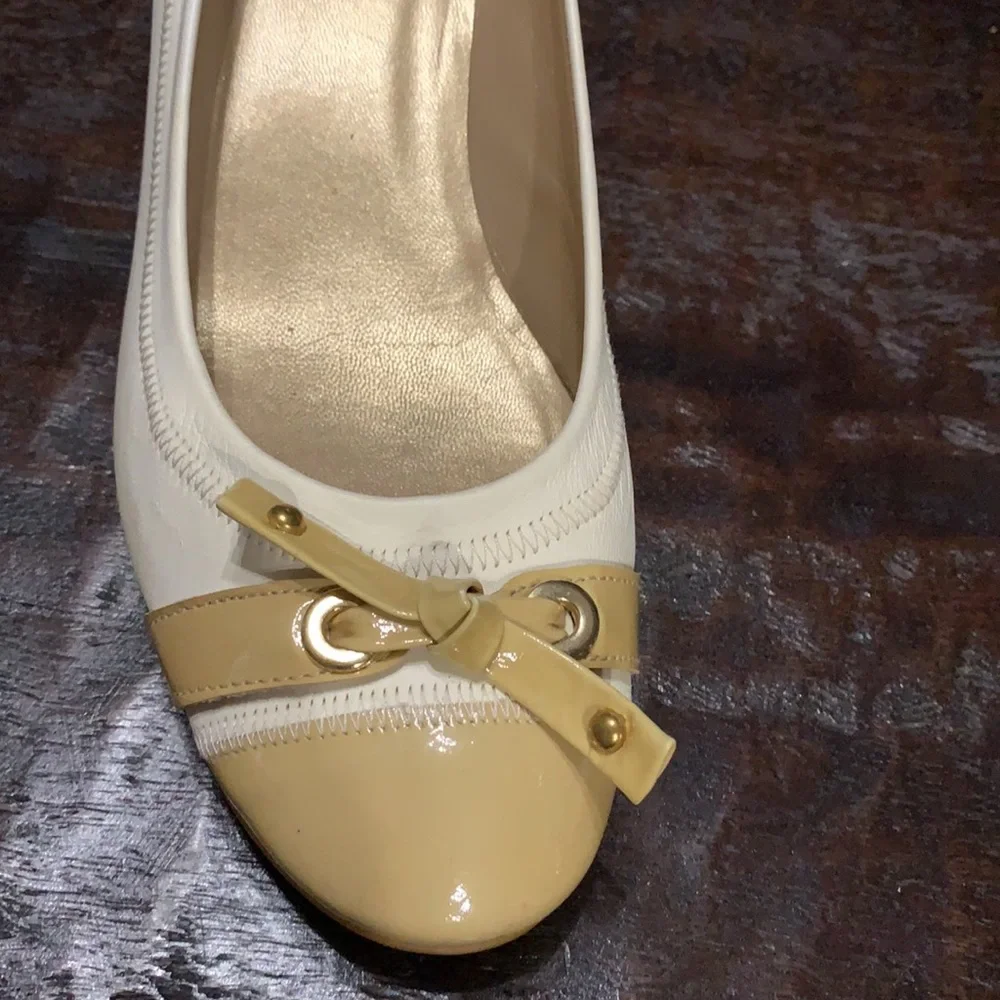 Stuart Weitzman white leather & gold beige low chunk heel pump flat Size 7.5M